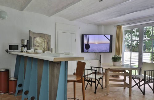 Bad Doberan Apartamento | Das Kinozimmer ist Eine Hübsche Kleine und Helle Soutterainwohnung für Kinofans und Naturliebhaber Ideal Geeignet