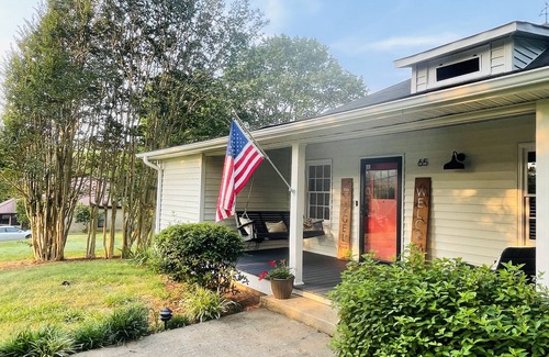 Helen Cabaña | {Das Vogel Haus} Cheerful cottage getaway in Helen