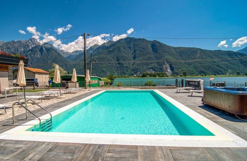 Dascio Apartamento | Dascio Armonia Terrace Holiday Apartment on the Lake with Pool