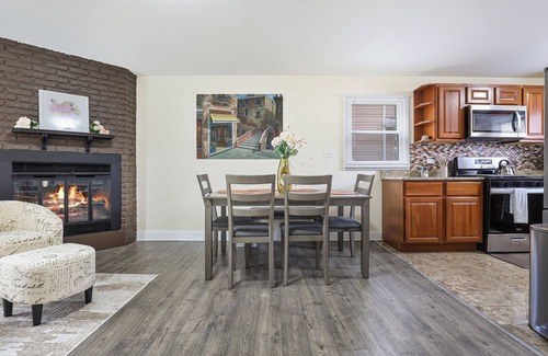 Des Plaines Casa | Dash: 4 Bdrms, 2.5 BA