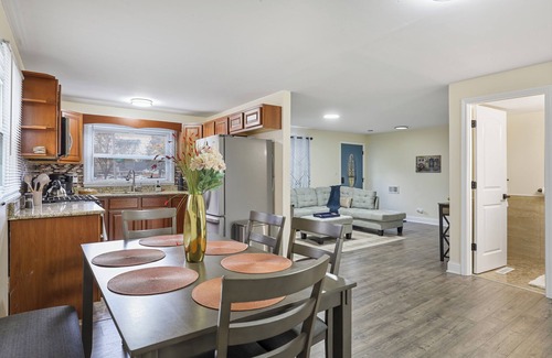 Des Plaines Casa | Dash: 4 Bdrms, 2.5 BA