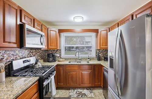 Des Plaines Casa | Dash: 4 Bdrms, 2.5 BA