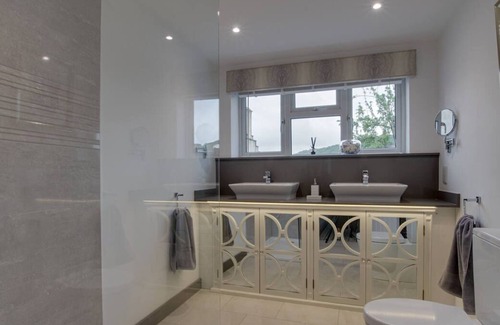 Deganwy Casa | Ubicado en una tranquila calle lateral dentro de la ciudad amurallada de Conwy, esta impresionante casa de campo recientemente renovada