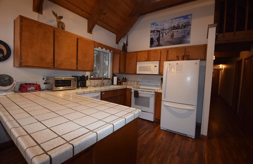 Dorrington Cabina | Dave's Den large game room loft, enjoy the large trees, swimming pool, adventure