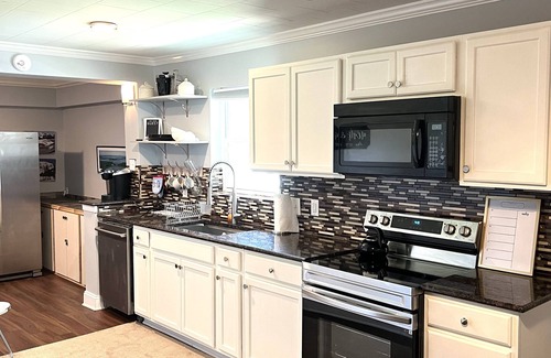 Monroe Casa | David's Place, Relaxing, calm 3 bedroom 2 full baths in a quiet neighborhood.