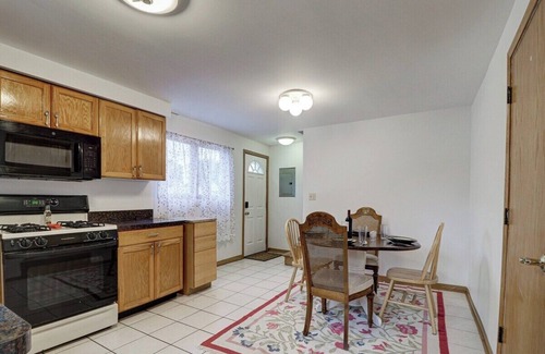 Des Plaines Apartamento | David s Vacation Escapes Getaway Sleeps 6
