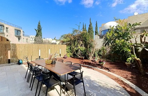 Mamilla Apartamento | David Village-4 Bdrs with Garden & Gorgeous View!