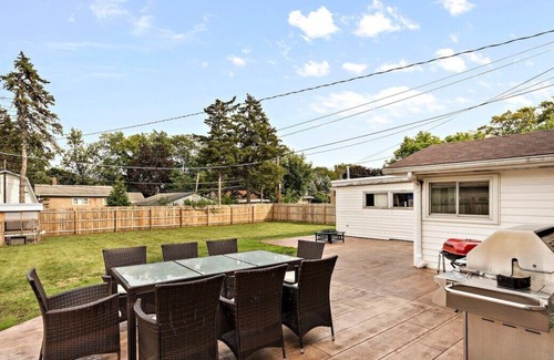 Highland Hills Casa | David’s Vacation Escapes Suburban Oasis Home Sleeps 10
