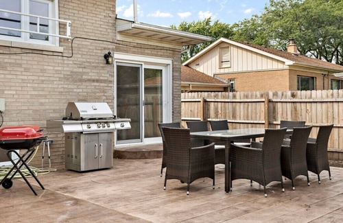 Highland Hills Casa | David’s Vacation Escapes Suburban Oasis Home Sleeps 10