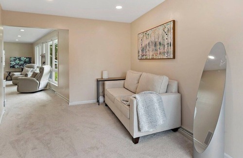 Highland Hills Casa | David’s Vacation Escapes Suburban Oasis Home Sleeps 10
