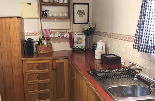 Penola Cabaña | Davidson's Cottage Penola: Open fire, AC, Wifi, SMART TV, Garden Pet Friendly