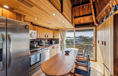 Davis Park Casa | Davis Park FI Handkerchief House Sleeps 12 AC 10 person Hot, Large deck with Hot tub Pet friendly la