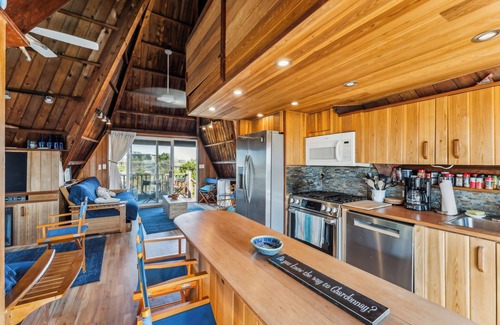 Davis Park Casa | Davis Park FI Handkerchief House Sleeps 12 AC 10 person Hot, Large deck with Hot tub Pet friendly la
