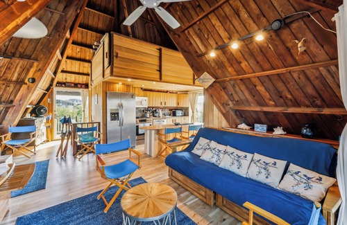 Davis Park Casa | Davis Park FI Handkerchief House Sleeps 12 AC 10 person Hot, Large deck with Hot tub Pet friendly la