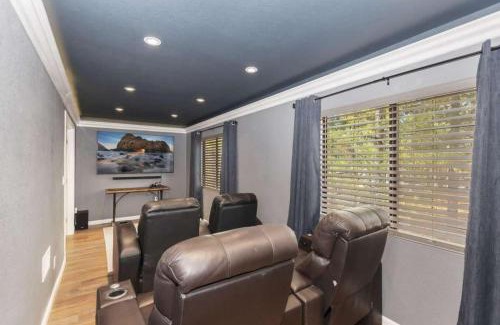 Big Bear Lake Casa | Dawn and Dusk by AvantStay Modern Cabin in Great Location w Home Theatre