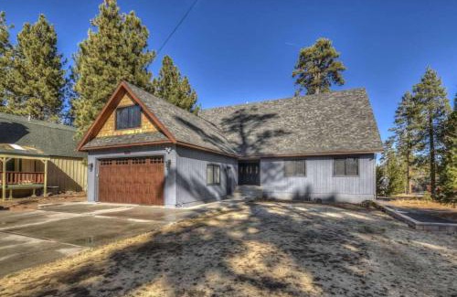 Big Bear Lake Casa | Dawn and Dusk by AvantStay Modern Cabin in Great Location w Home Theatre