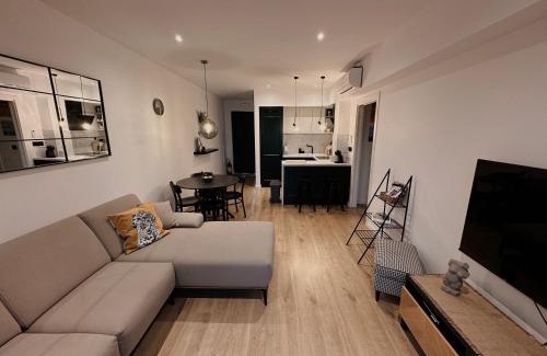 Cilipi Apartamento | Dawn & Dusk - Modern Two Bedroom Apartment with Mountain Views