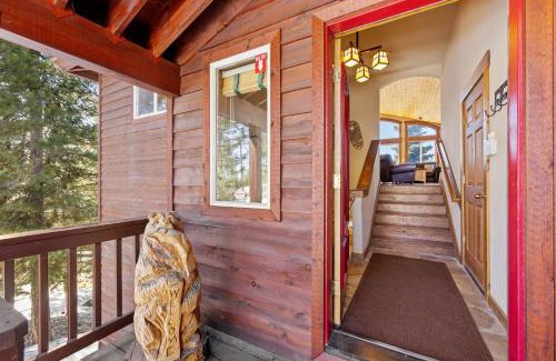Truckee Casa | Dawn Retreat by Tahoe Getaways - Tahoe Donner with Mtn Views, Pet-Friendly & HOA Amenities!