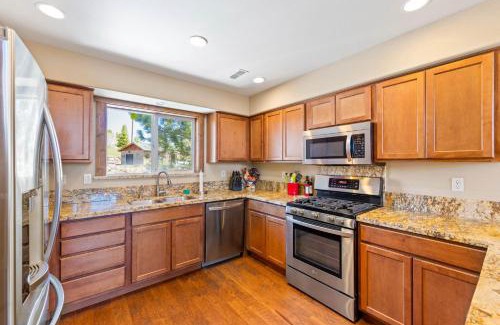 Truckee Casa | Dawn Retreat by Tahoe Getaways - Tahoe Donner with Mtn Views, Pet-Friendly & HOA Amenities!