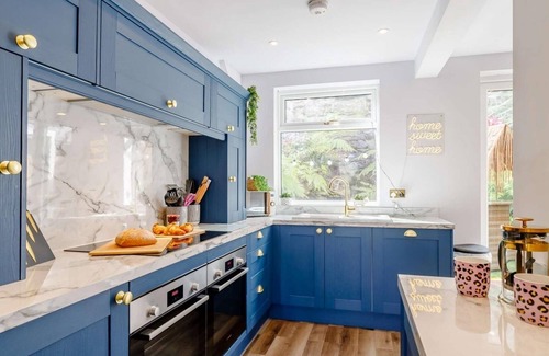 Cromford Casa | Dawn's House Cromford-Quirky Colourful Home, Hot Tub, Pet Friendly Peak District