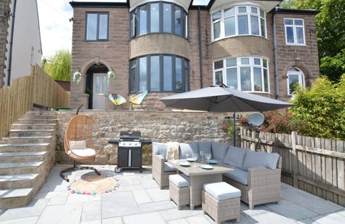 Cromford Casa | Dawn's House Cromford-Quirky Colourful Home, Hot Tub, Pet Friendly Peak District
