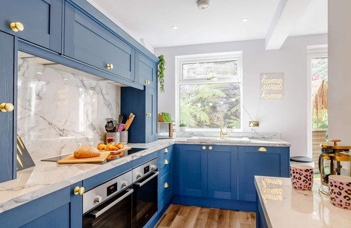 Cromford Casa | Dawns House in the Peaks overlooking the mill pond
