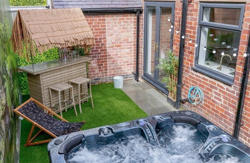 Cromford Casa | Dawns House in the Peaks overlooking the mill pond