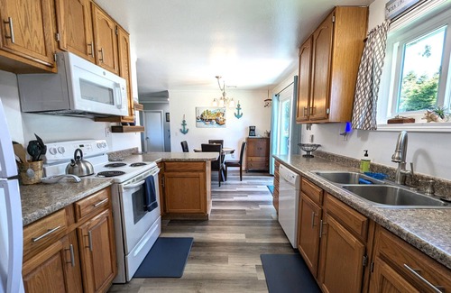 Brookings Casa | Dawson's Landing, by the beach! 5-minute walk to beach access!