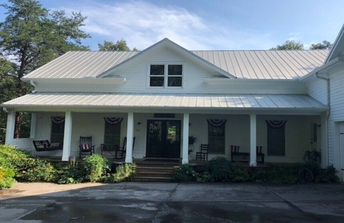 Gainesville Casa | Dawsonville Dahlonega spring festivals wineries restaurants & shopping close by