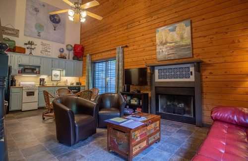 Table Rock Cabina | Day Dreamer 2 Bedroom Duplex by RedAwning