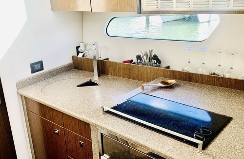 Benner Alquiler De Eote | Day or Night charters! Seas the Moment! 42' Charter Yacht- 2 beds 2 baths