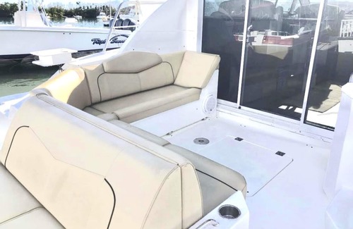 Benner Alquiler De Eote | Day or Night charters! Seas the Moment! 42' Charter Yacht- 2 beds 2 baths