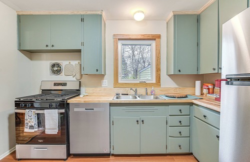 Schaumburg Casa | Day Trip to Chicago: Hoffman Estates Gem!