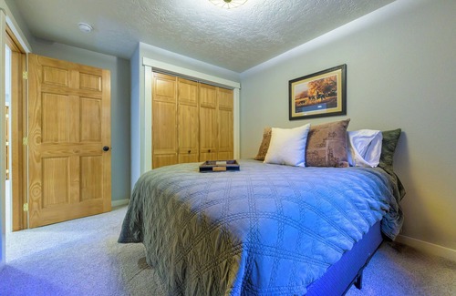 Missoula Cama Y Desayuno | Daylight basement with private living room, gym, bedroom, and restroom.