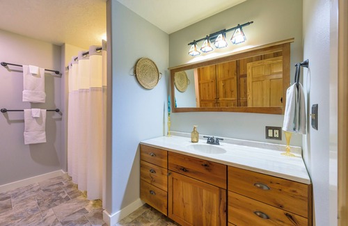 Missoula Cama Y Desayuno | Daylight basement with private living room, gym, bedroom, and restroom.