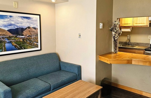 Heart of Missoula Hotel | Days Inn and Suites by Wyndham Downtown Missoula-University