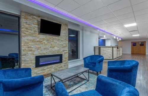 Hammond Hotel | Days Inn and Suites by Wyndham Hammond, IN