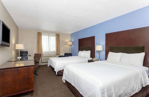 Hammond Hotel | Days Inn and Suites by Wyndham Hammond, IN