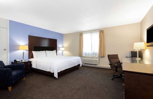 Hammond Hotel | Days Inn and Suites by Wyndham Hammond, IN