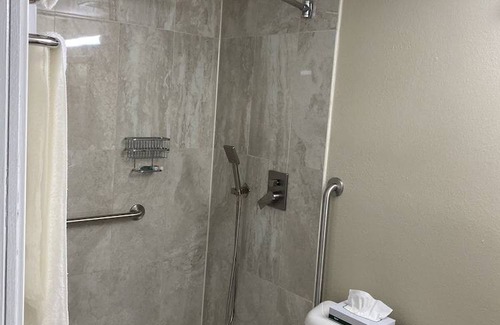Hammond Hotel | Days Inn and Suites by Wyndham Hammond, IN
