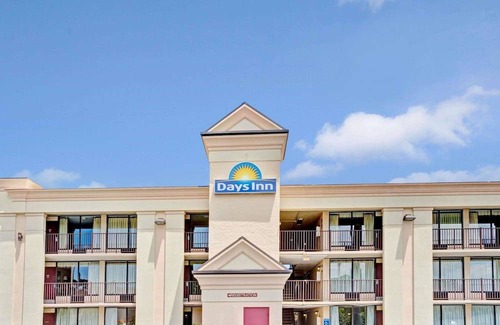 Coliseum Central Hotel | Days Inn by Wyndham Hampton Near Coliseum Convention Center