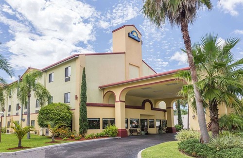 Sarasota Hotel | Days Inn by Wyndham Sarasota I-75