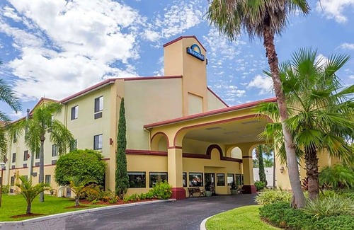 Sarasota Hotel | Days Inn by Wyndham Sarasota I-75