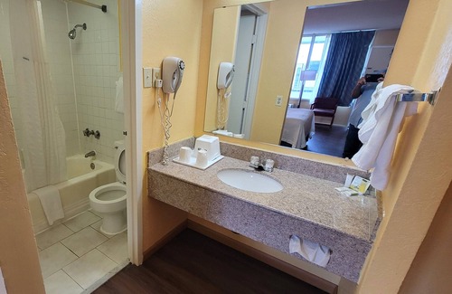 Huntington Hotel | Days Inn by Wyndham Alexandria South