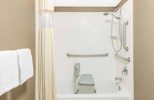 Arlington Heights Hotel | Days Inn by Wyndham Arlington Pentagon