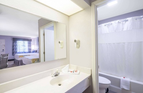 Woodfin Hotel | Days Inn by Wyndham Asheville Downtown North