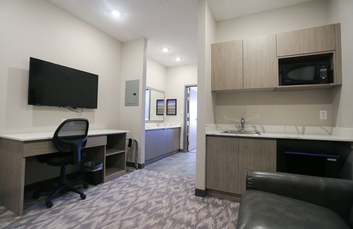 Balzac Hotel | Days Inn by Wyndham Calgary North Balzac