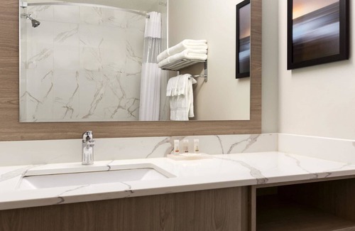 Balzac Hotel | Days Inn by Wyndham Calgary North Balzac