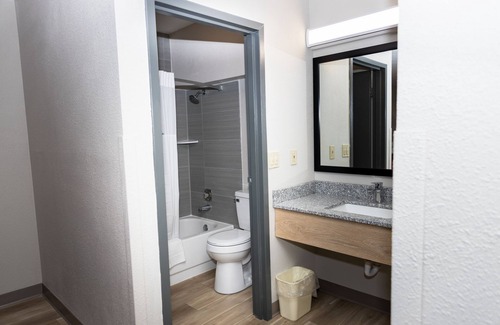 Latonia Hotel | Days Inn by Wyndham Cincinnati East