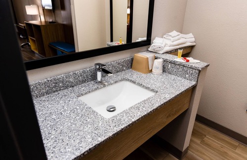 Latonia Hotel | Days Inn by Wyndham Cincinnati East